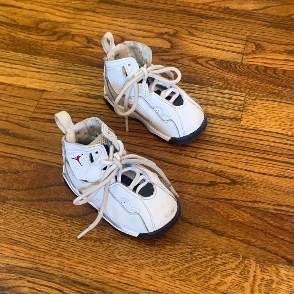 Air Jordan Toddler Shoes Athletic White & Black
Size 5 C Toddler
Smoke Free Home
